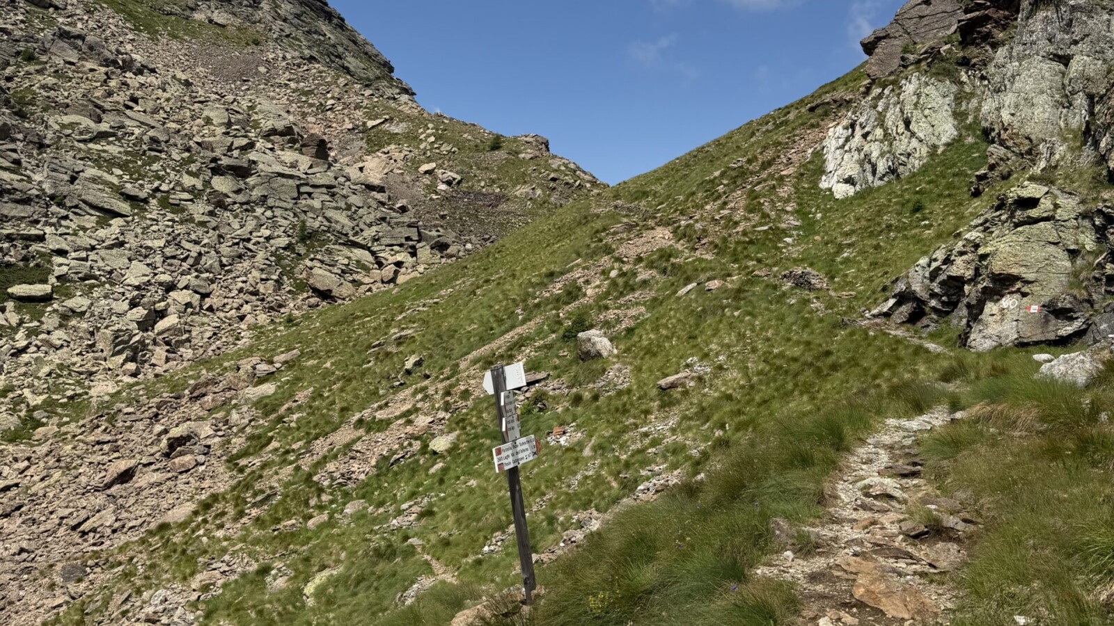 Il bivio per forcella orsera con in fondo il passo delle buse todesche anello forcella segura 20260719 - 17_Bivio per forcella Orsera